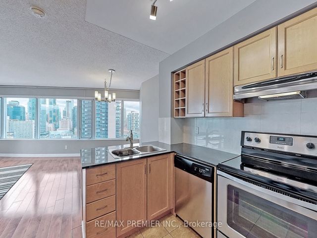 2811 - 210 Victoria St