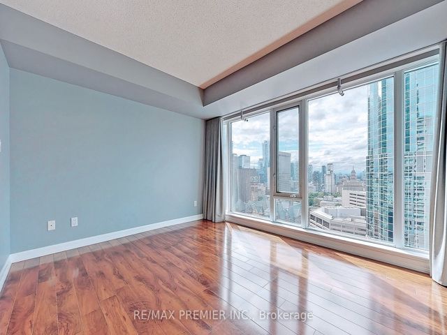 2811 - 210 Victoria St