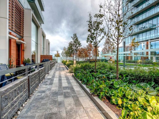 1011 - 29 Queens Quay E