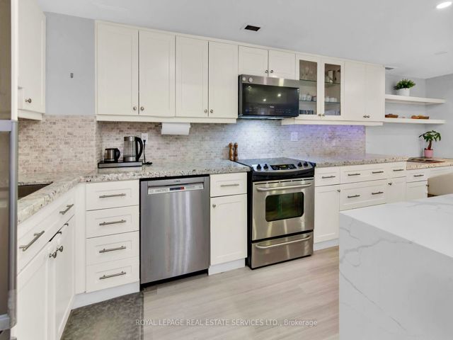 2006 - 30 Wellington St E