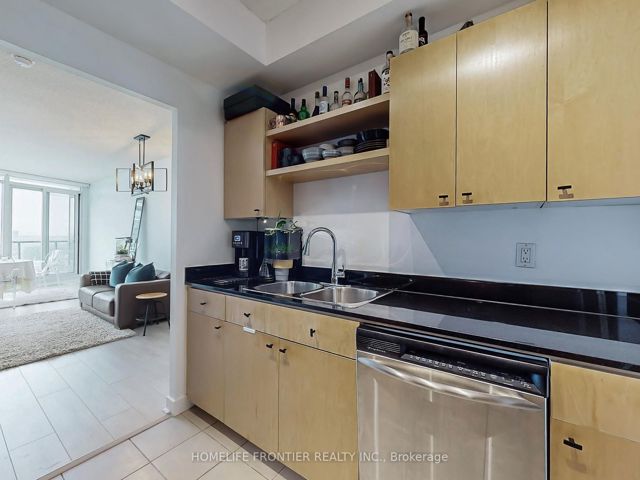 3202 - 373 Front St W