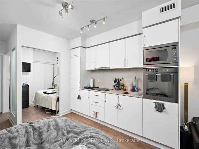 313W - 27 Bathurst St