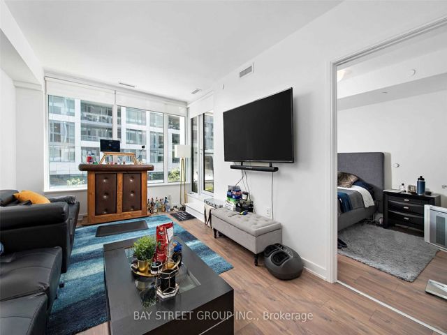 313W - 27 Bathurst St