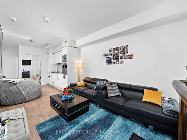 313W - 27 Bathurst St