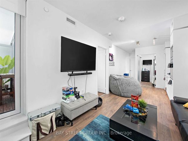 313W - 27 Bathurst St