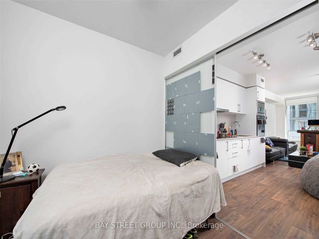 313W - 27 Bathurst St