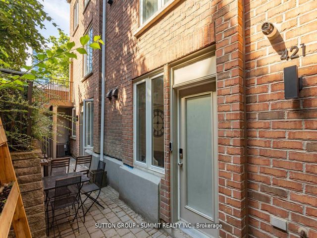 421 - 12 Douro St