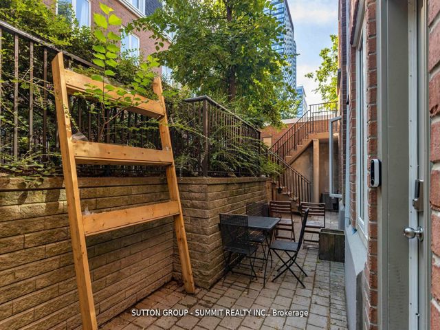 421 - 12 Douro St