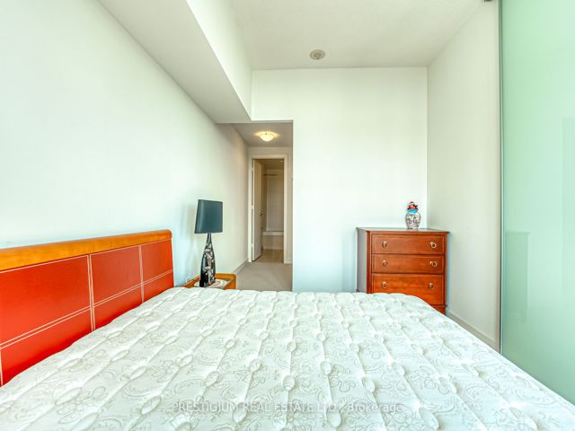 3704 - 33 Charles St E