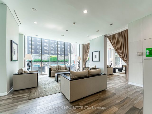 3704 - 33 Charles St E