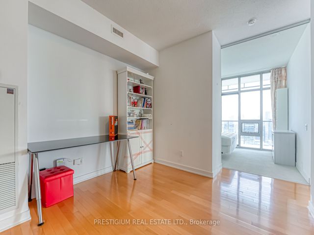 3704 - 33 Charles St E