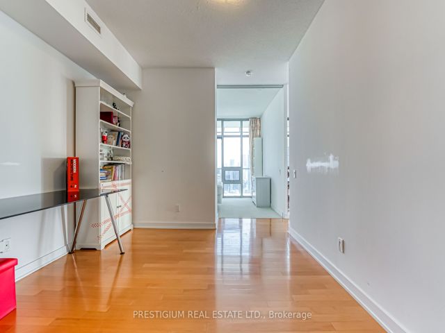 3704 - 33 Charles St E