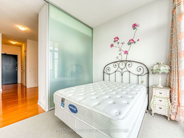 3704 - 33 Charles St E