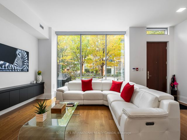 Th 115 - 29 Queens Quay E