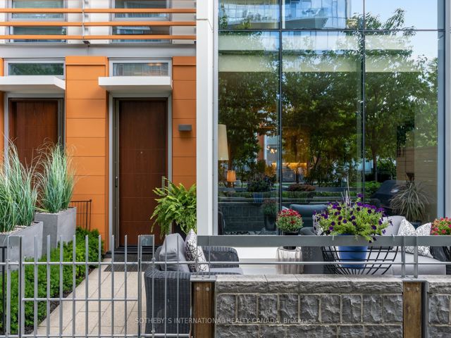 Th 115 - 29 Queens Quay E