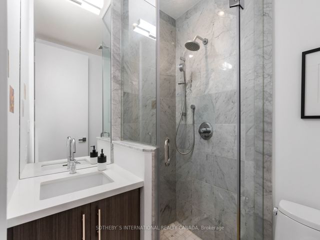 Th 115 - 29 Queens Quay E