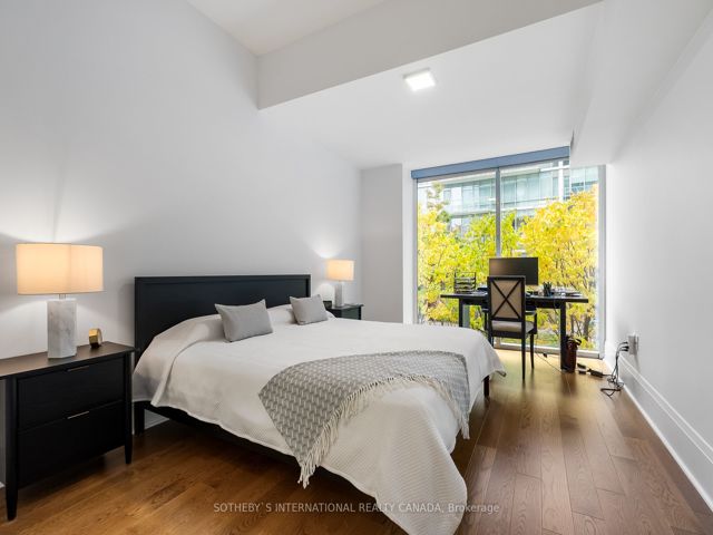 Th 115 - 29 Queens Quay E