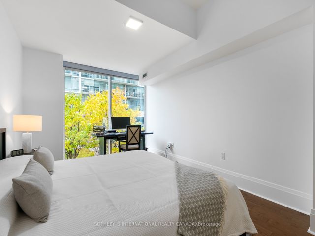 Th 115 - 29 Queens Quay E