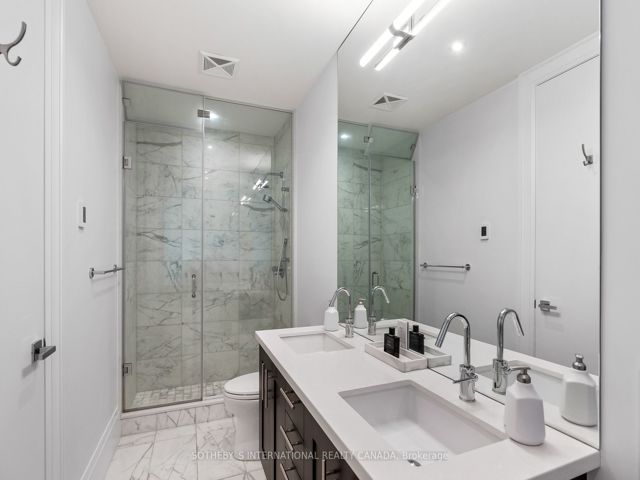 Th 115 - 29 Queens Quay E