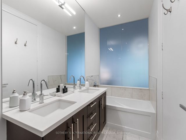 Th 115 - 29 Queens Quay E