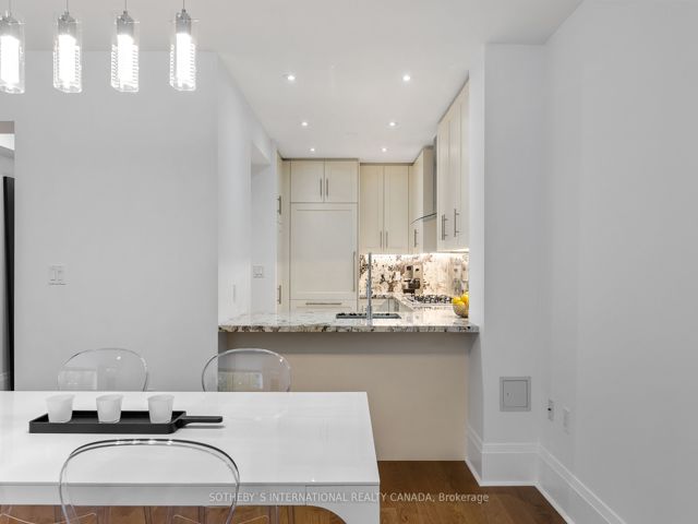 Th 115 - 29 Queens Quay E