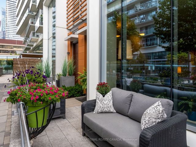Th 115 - 29 Queens Quay E