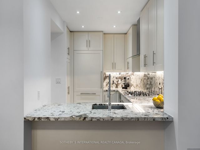 Th 115 - 29 Queens Quay E
