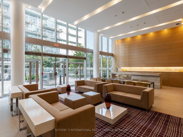 Th 115 - 29 Queens Quay E