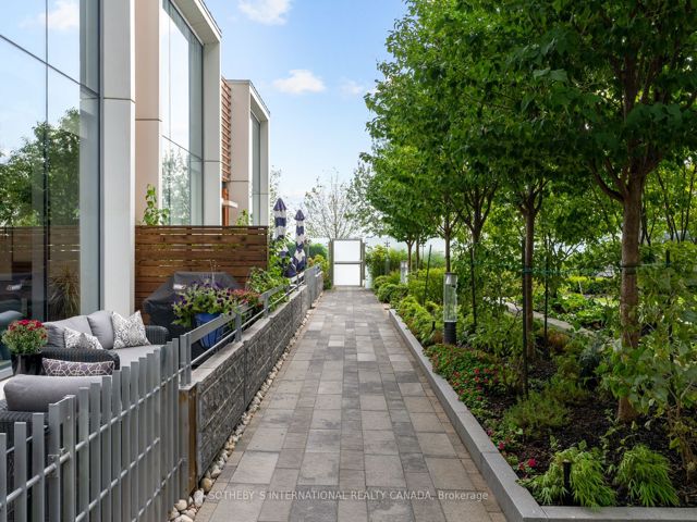 Th 115 - 29 Queens Quay E