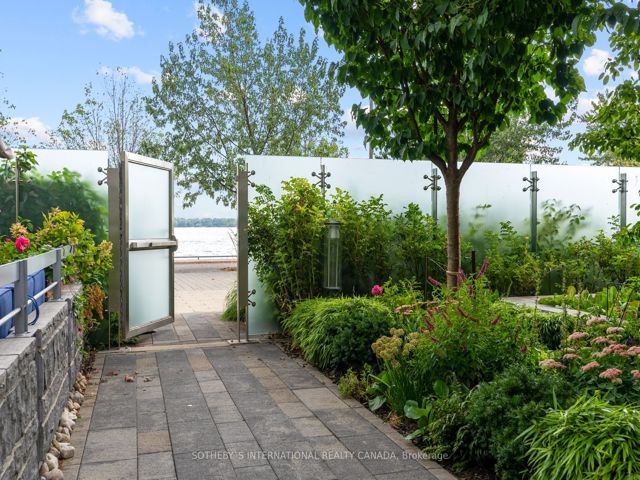 Th 115 - 29 Queens Quay E