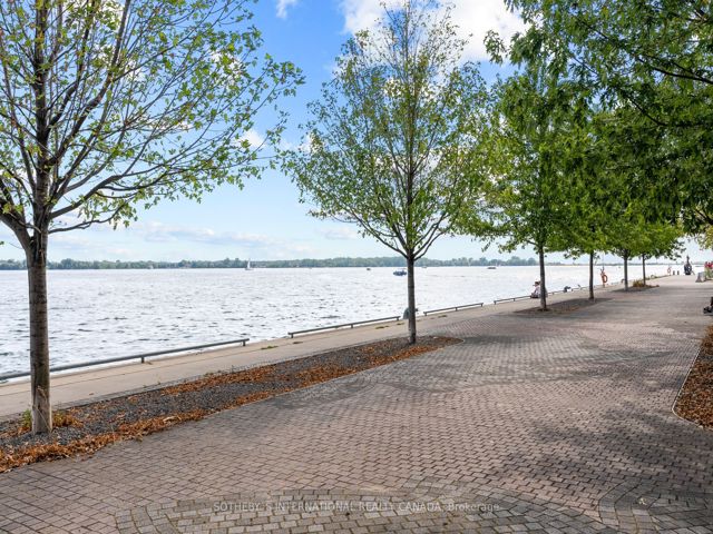 Th 115 - 29 Queens Quay E