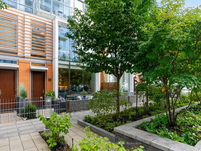 Th 115 - 29 Queens Quay E