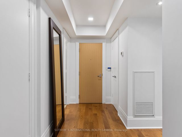 Th 115 - 29 Queens Quay E