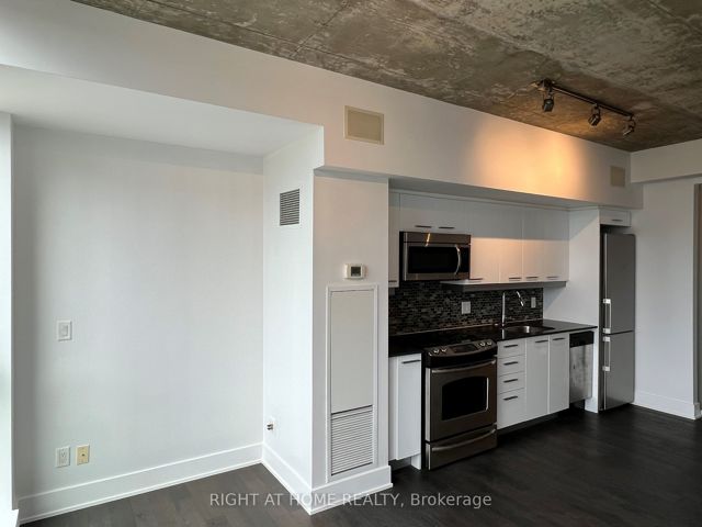 407 - 630 Queen St E
