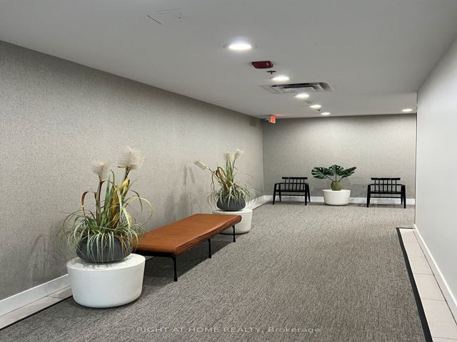 407 - 630 Queen St E