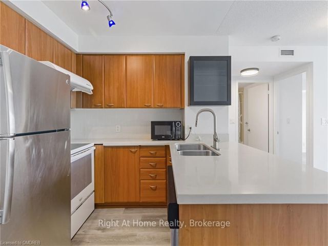 1601 - 36 Lee Centre Dr