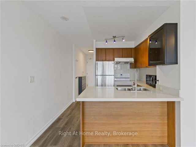 1601 - 36 Lee Centre Dr