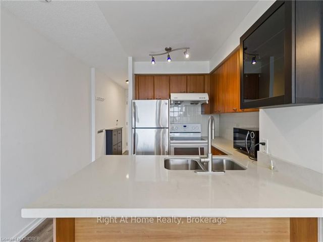 1601 - 36 Lee Centre Dr