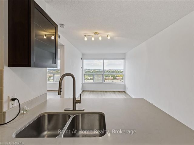 1601 - 36 Lee Centre Dr