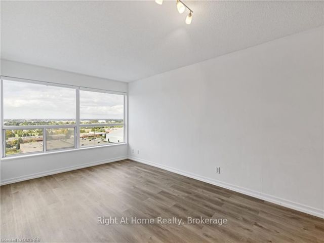 1601 - 36 Lee Centre Dr
