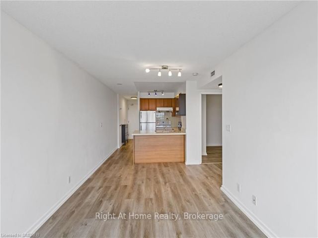 1601 - 36 Lee Centre Dr
