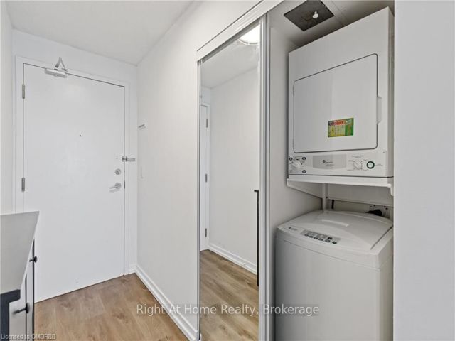 1601 - 36 Lee Centre Dr