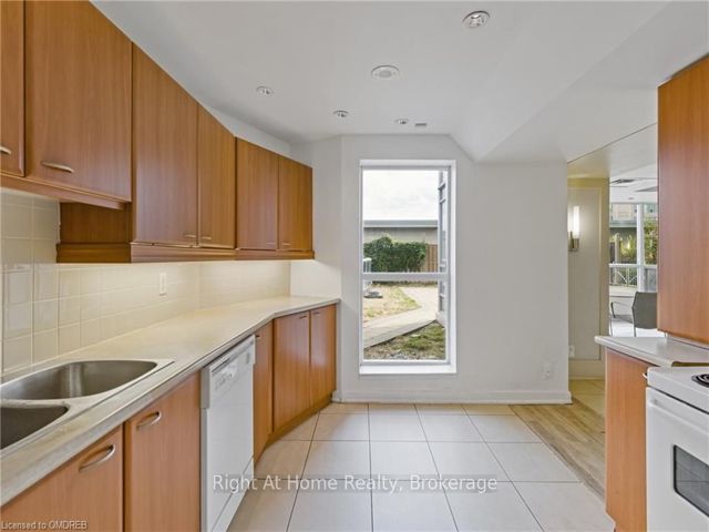 1601 - 36 Lee Centre Dr