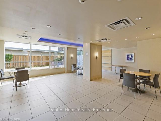 1601 - 36 Lee Centre Dr