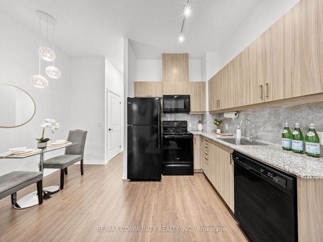 816 - 30 Meadowglen Pl