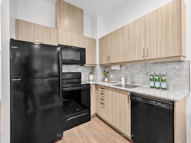 816 - 30 Meadowglen Pl