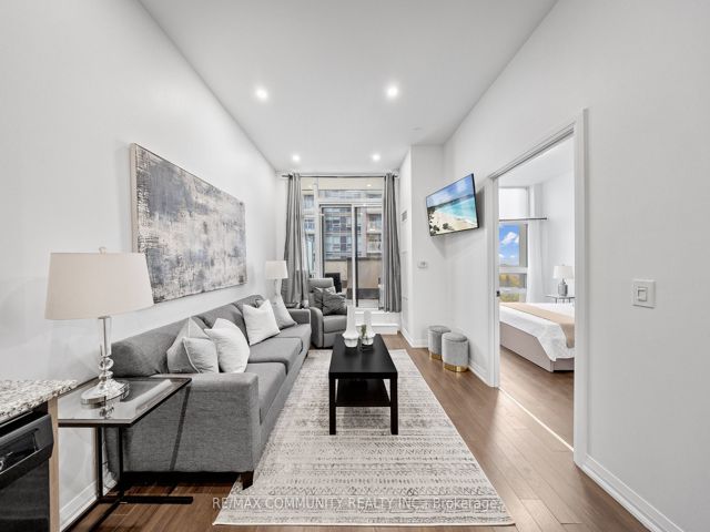 816 - 30 Meadowglen Pl
