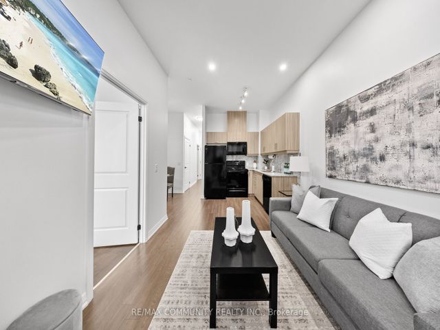 816 - 30 Meadowglen Pl