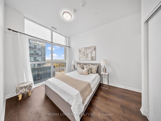 816 - 30 Meadowglen Pl