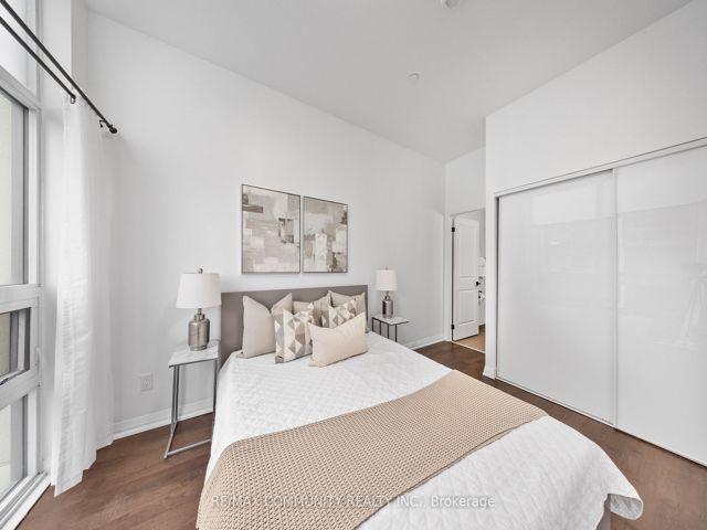 816 - 30 Meadowglen Pl